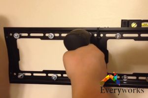 5 Benefits of Hiring a Professional for TV Bracket Installation 3 avoiding-unintended-wall-or-tv-damage-5-benefits-of-hiring-a-professional-for-tv-bracket-installation-tv-bracket-installation-everyworks-singapore