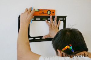 5 Benefits of Hiring a Professional for TV Bracket Installation 2 experienced-use-of-the-right-tools-5-benefits-of-hiring-a-professional-for-tv-bracket-installation-tv-bracket-installation-everyworks-singapore