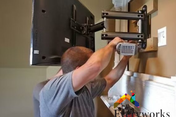 featured-5-benefits-of-hiring-a-professional-for-tv-bracket-installation-tv-bracket-installation-everyworks-singapore