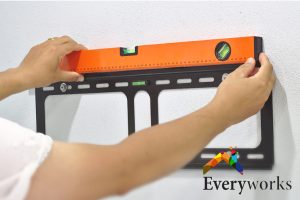 9 Essential Tips for DIY TV Bracket Installation 4 keep-the-bracket-and-tv-evenly-leveled-9-essential-tips-for-diy-tv-bracket-installation-tv-bracket-installation-everyworks-singapore