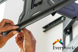 3 Key Factors That Influence TV Bracket Installation Costs 2 type-of-tv-bracket-3-key-factors-that-influence-tv-bracket-installation-costs-tv-bracket-installation-everyworks-singapore